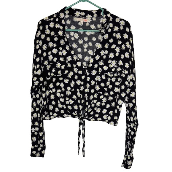Gianni Bini Tops - 3/$20 Gianni Bini Black and White Floral Crop Top Blouse
